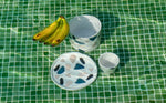 portugiesisches handbemaltes Geschirr in Terrazzo-Optik mit Bananen als Dekoration