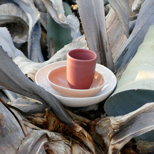 
                  
                    Laden Sie das Bild in den Galerie-Viewer, hell-rosa Schüssel mit dunkelrotem Becher und weißer Schale aus portugiesischer Keramik
                  
                