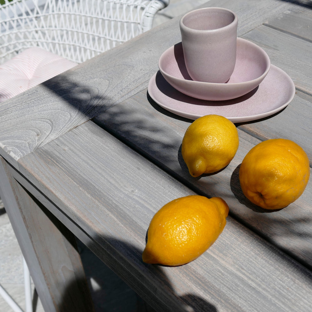 
                  
                    Laden Sie das Bild in den Galerie-Viewer, fliederfarbenes Geschirr auf einem Tisch mit Zitronen
                  
                